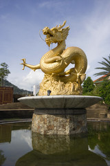 Obraz premium Golden dragon statue