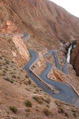 Serpentinenstraße in der Dades-Schlucht, Marokko, Afrika