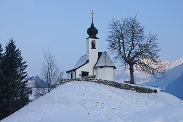Fototapeta na wymiar Kaplica w zimie
