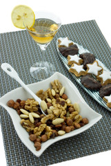 aperitivo con dolcetti e frutta secca