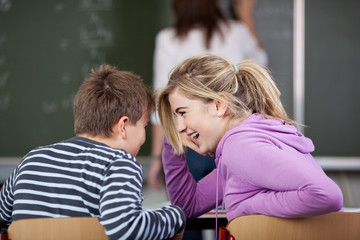 schüler lachen im unterricht