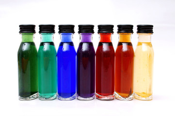 farbige kleine flaschen
