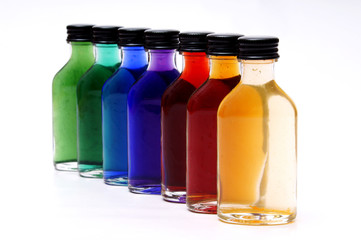 farbige kleine flaschen