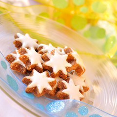 Zimtsterne auf einem Glasteller