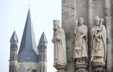 Fototapeta premium figuren am historischen rathaus köln,hintergrund groß st. martin