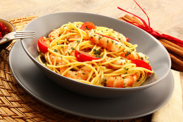 spaghetti con gamberi e pomodorini