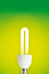 Energiesparlampe mit gr&uuml;nem Hintergrund