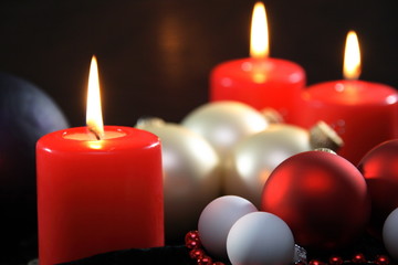 Obraz na płótnie Canvas Trzy czerwone świece na Boże Narodzenie