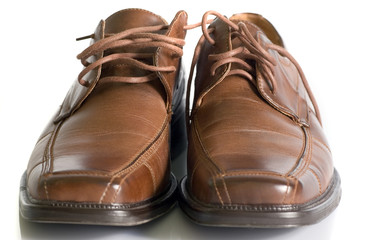 Paar braune Lederschuhe (Frontal)