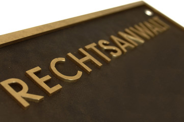 Schild aus Metall mit Buchstaben Rechtsanwalt