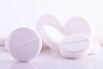 white pills aspirin or paracetamol pain killer