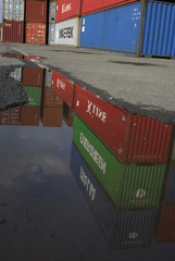 Container spiegeln sich in einer Pfütze