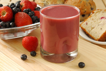 Fruit smoothie with bread