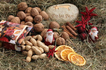 Weihnachtsdekoration im Stroh