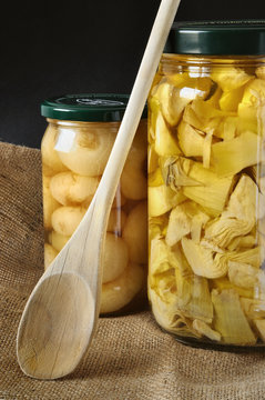 Vasi di carciofini sott'olio e cipolle boretane