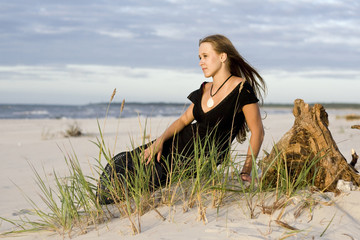 Młoda kobieta na plaży
