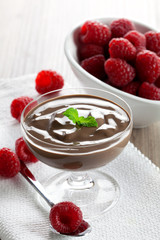 Schokoladencreme mit Himbeeren