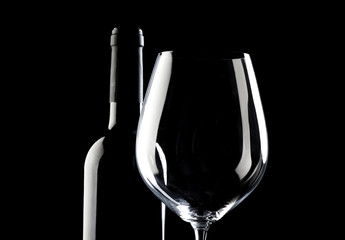 Botella y copa vacía
