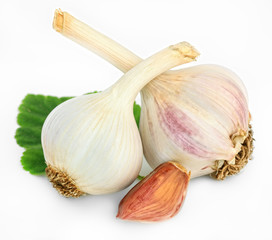 Чеснок спелый на белом фоне
