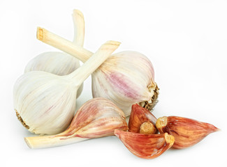 Чеснок спелый на белом фоне
