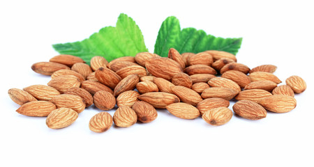 Миндаль на белом фоне