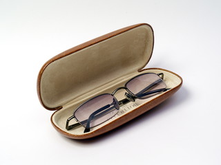 ОЧКИ В ФУТЛЯРЕ