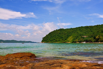 Fototapeta premium Seaview with rocks in foreground