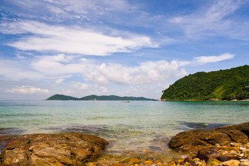 Fototapeta na wymiar Seaview with rocks in foreground