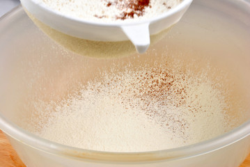 Mehl wird mit einem Sieb gesiebt