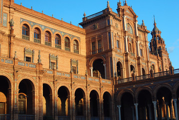 DETALLE ARQUITECTÓNICO AL ATARDECER, SOLEADO. SEVILLA 2010