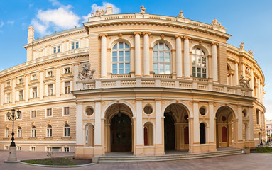 Fototapeta na wymiar Panoramiczne strzał Teatru Opery i Baletu w Odessie budynek