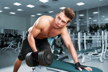 Fototapeta na wymiar Muskularny mężczyzna pracuje biceps