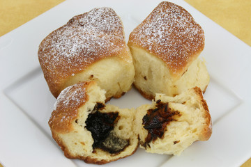 Buchteln mit Konfitüre