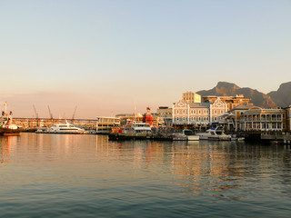Fototapeta na wymiar Waterfront Kapstadt in der Dämmerung