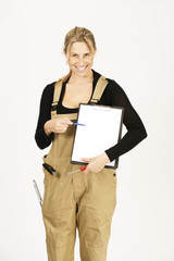 Handwerkerin mit Checkliste