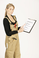 Frau beim Umzug mit Checkliste