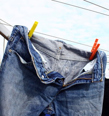 jean étendu sur fil à linge © Patryssia