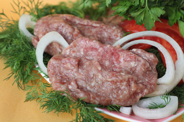 Mince for meatballs among the fennel and onions