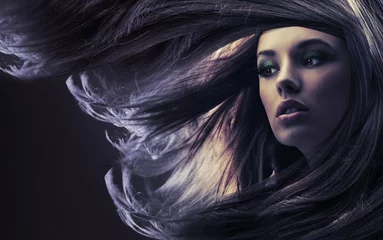 Photo sur Plexiglas Salon de coiffure Belle dame aux longs cheveux bruns, au clair de lune