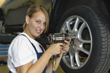 Reifenwechsel in der Autowerkstatt