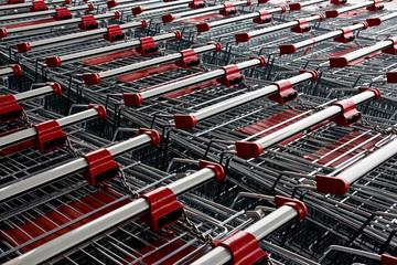 Wózki sklepowe przed supermarketem