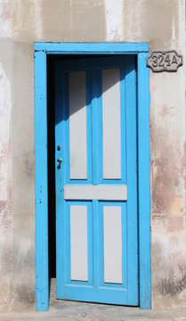 Porte bleu ouverte à La Havane, Cuba
