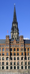 Fototapeta na wymiar Hamburg Neue Burg und Nikolaikirche