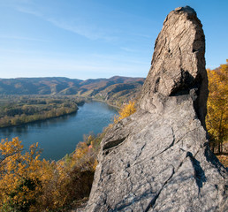 Fototapeta na wymiar Widok z jesieni Dunaju w dolinie Wachau