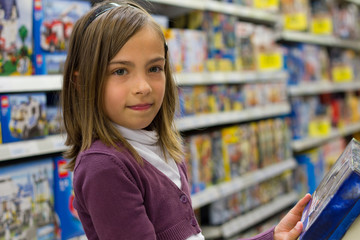 fillette dans le rayon jouets