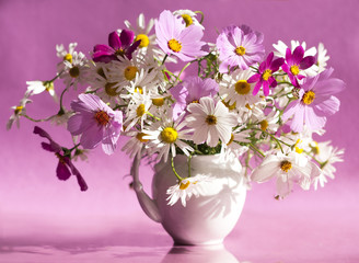 Naklejka na ściany i meble bouquet of daisies in a white vase