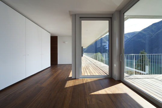 interno di casa moderna con vista lago e montagne