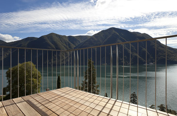 terrazza con vista su natura, lago e montagne