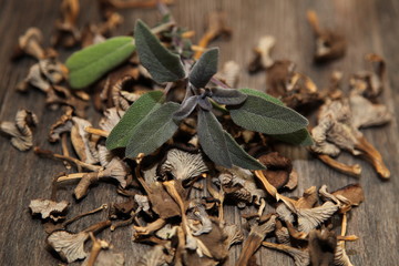 Getrocknete Pilze mit Salbei