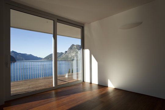 interno di una camera con vista da sballo, su lago e montagna